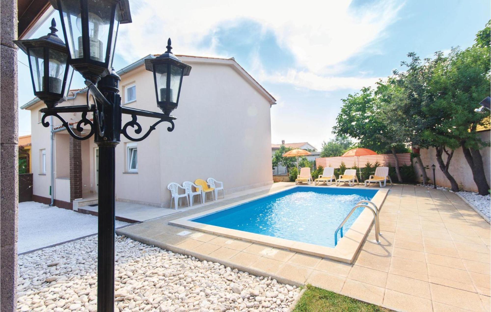 Casa vacanze Cozy In With Kitchen